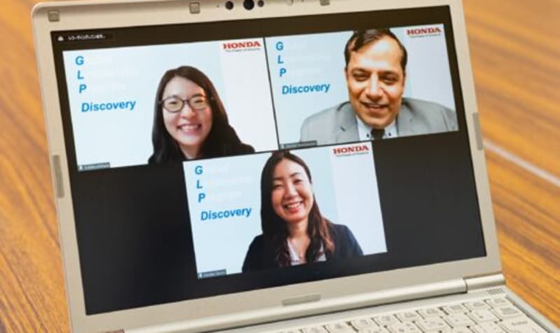 オンライン会議でパソコン越しに笑顔で会話をする本田技研工業株式会社の社員