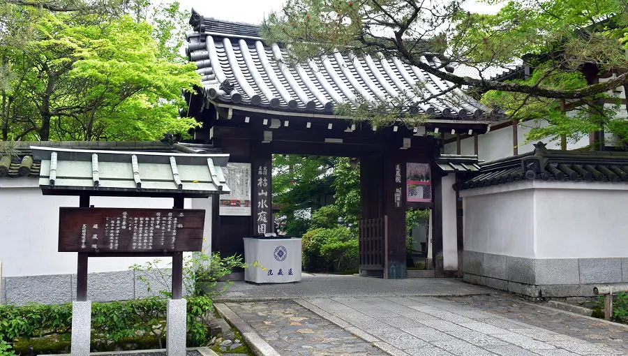 Entrance gate of the Myoshinji Temple with garden and stone pathway.